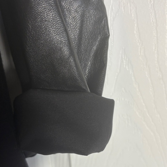 Elegant Black Blazer with Leather Details - Picture 3 of 10